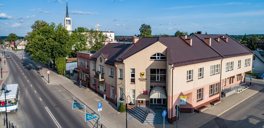 zdjęcie Urzędu Miejskiego w Wasilkowie - widok od skrzyżowania ul. Białostockiej z ul. Sienkiewicza